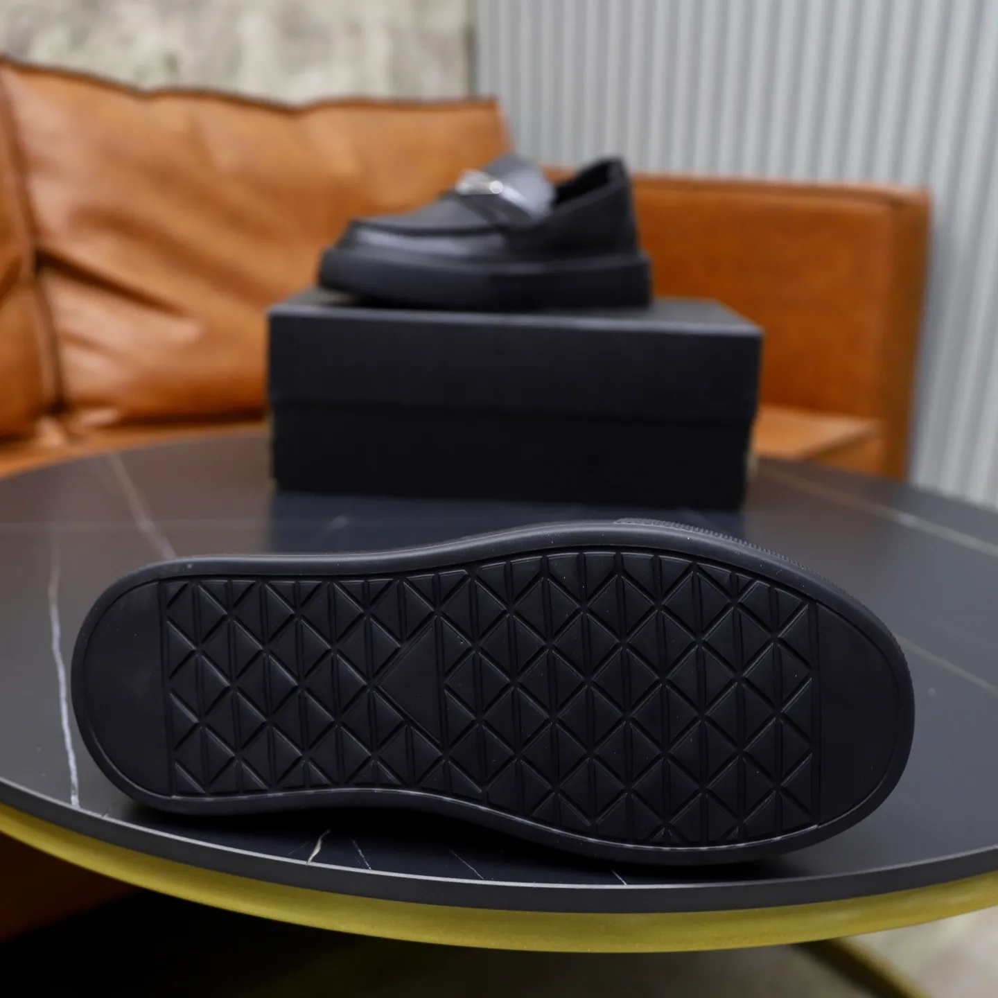 Ex-factory price: 500💰🙅‍♂️🙅‍♂️🙅‍♂️ Brand: PRADA Standard code: Men's code 38-44 (45 can be customized) Grade: Same style as the official website Original order quality Material: Original cowhide surface Comfortable lining Original outsole Style category: Men's fashionable casual leather shoes Distinguished big-name luxury elements Top luxury Color: Color of the actual picture